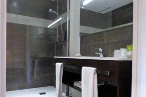 Suite classique, vue sur le jardin | Salle de bain