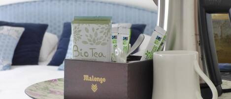 Una bandeja con una taza, una caja de bolsitas de té Bio y una cafetera.