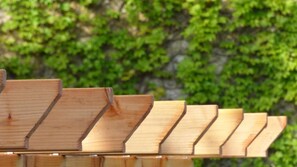 A series of wooden slats arranged in a linear pattern. - La Tonnellerie (Tavers)