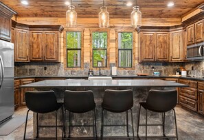 Kylskåp, mikrovågsugn, ugn och spishäll