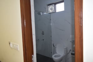 Shower, free toiletries, soap, shampoo - Xenious Micro Dharmshala (Dharamshala)