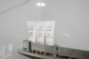 Superior Room | Bathroom | Shower, free toiletries, soap, shampoo