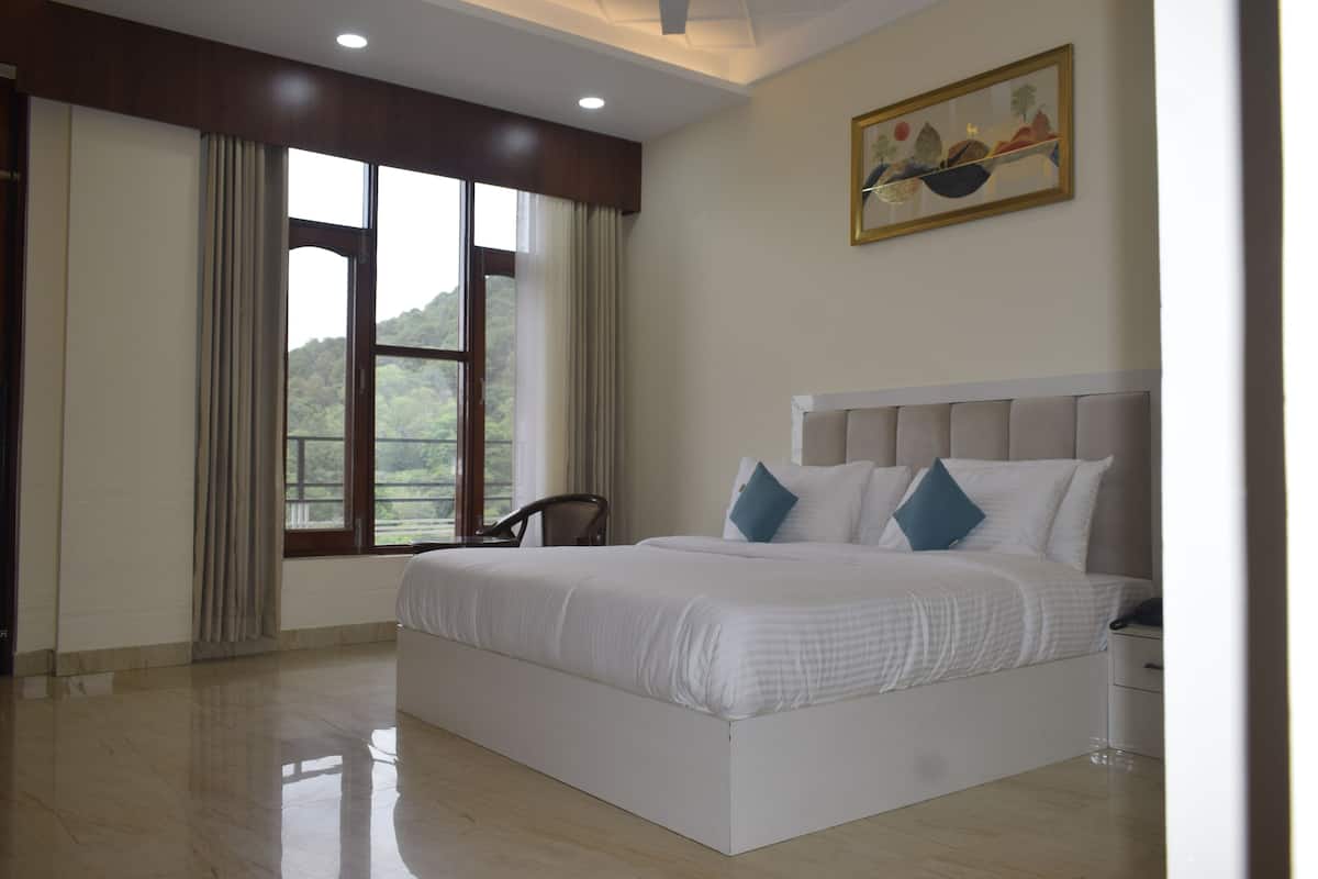 Superior Room | Desk, laptop workspace, WiFi (free)