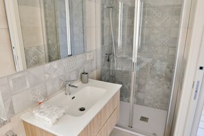 Shower, hair dryer, bidet, towels