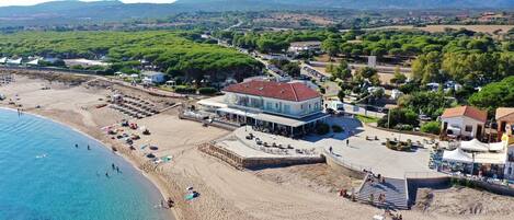 Una spiaggia nelle vicinanze, teli da spiaggia