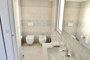 Shower, hair dryer, bidet, towels - DOMO 102 - Deluxe Junior Suite with sea view (Vignola Mare)