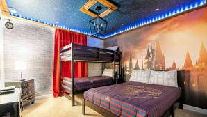 A bedroom with bunk beds, a starry ceiling, a wall clock, and a Hogwarts-themed mural. - Great Home Mickey Harry Potter Beds Top Spot (Kissimmee)