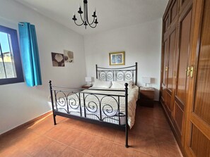 4 bedrooms, in-room safe, iron/ironing board, free WiFi