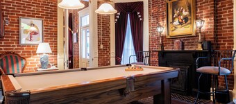 Bluegrass Bourbon Inn, historic home, downtown, close to all!! Luxury linens