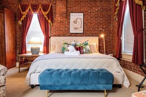 6 bedrooms, iron/ironing board, WiFi, bed sheets