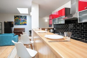 Fridge, microwave, oven, dishwasher - Loft near métro north of Paris (Pantin)