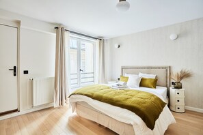 Espacio para trabajar con laptop y tabla de planchar con plancha 