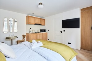 Laptop workspace, iron/ironing board, bed sheets - Chic Studio AC - Center of Paris-bourse (Paris)