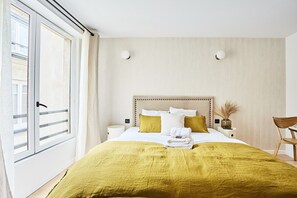 Apartment | Laptop workspace, iron/ironing board, bed sheets - Chic Studio AC - Center of Paris-bourse (Paris)