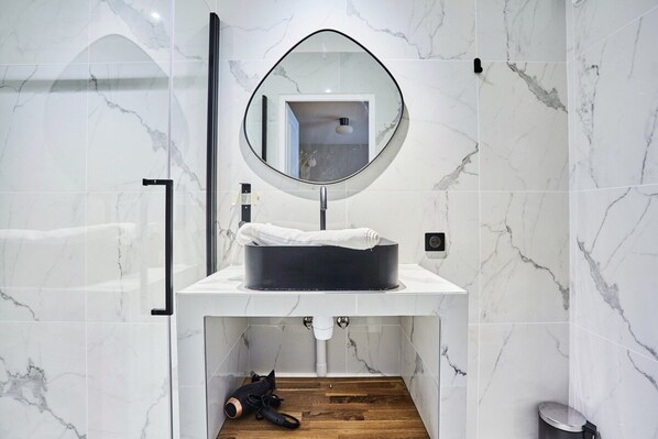 Appartement | Badkamer | Een haardroger