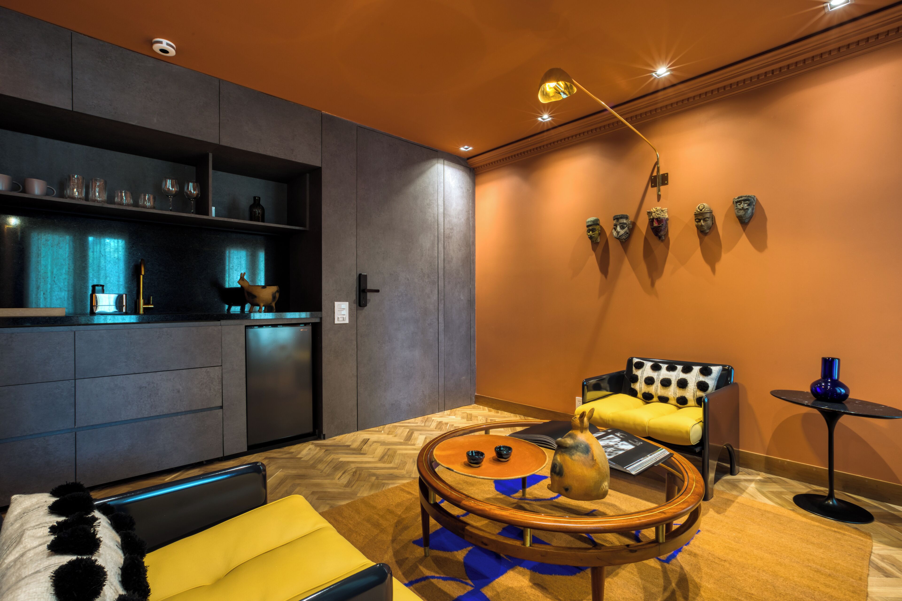Un salon moderne avec un canapé, une table basse et des objets de décoration.