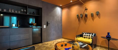 Una sala de estar moderna con un sofá, una mesa de centro y objetos decorativos.