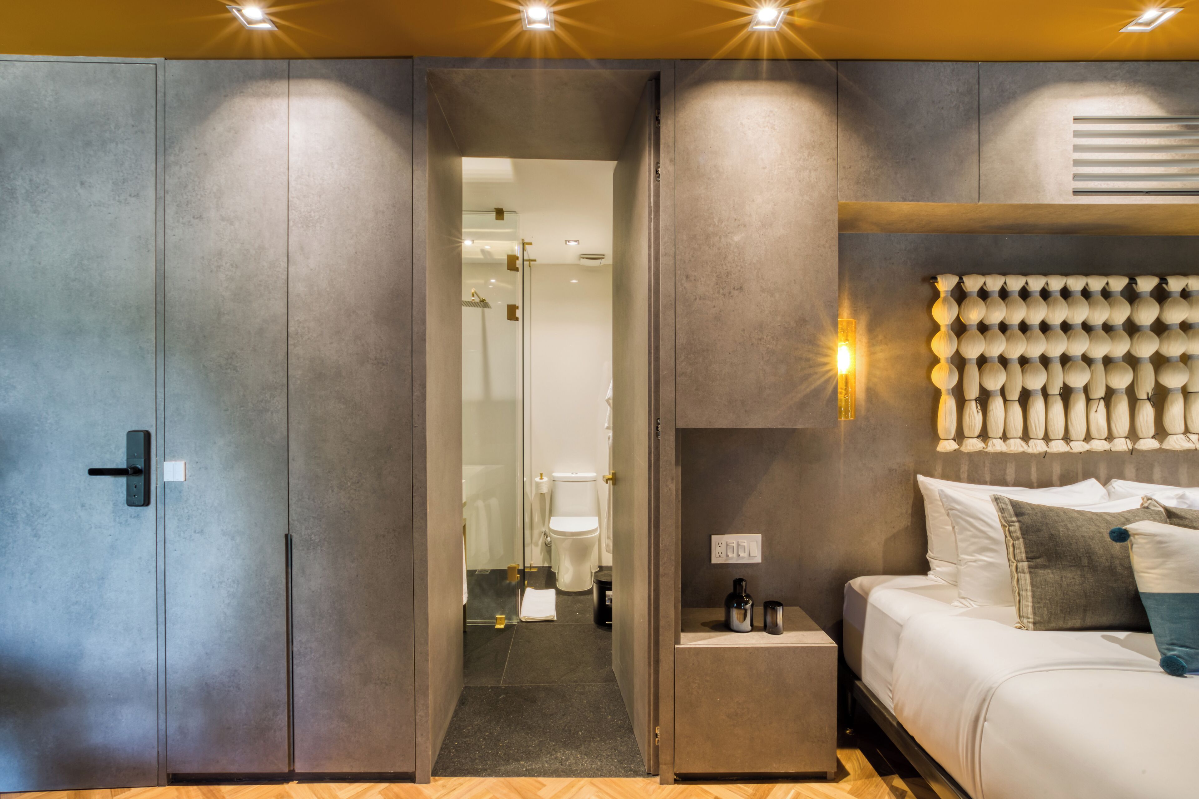 Une chambre à coucher moderne avec un lit, une table de chevet et une armoire.