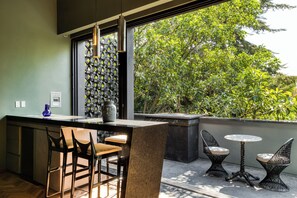 Luxe penthouse, balkon, uitzicht op stad | Woonruimte | Een 50-inch smart-tv met digitale zenders