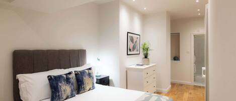 3 slaapkamers, een strijkplank/strijkijzer, wifi, beddengoed