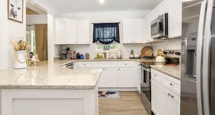 Renovated + Mtn Views + Hot tub + Fire Pit + Pet Friendly