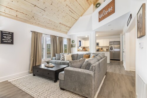 Renovated + Mtn Views + Hot tub + Fire Pit + Pet Friendly