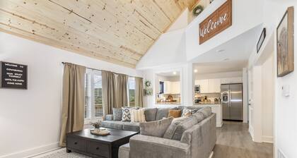 Renovated + Mtn Views + Hot tub + Fire Pit + Pet Friendly