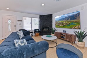 Smart TV, fireplace, stereo - Casa Agave! Mexico in the Desert: Pool/SPA, Mountains Views and BBQ! (Desert Hot Springs)