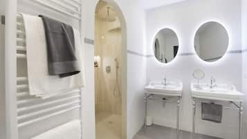 Apartamento | Banheiro | Secador de cabelo, sabonete, shampoo