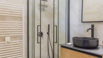 Dreibettzimmer, Balkon | Badezimmer