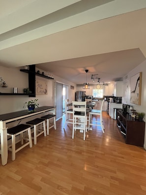 Dining - NEW, Clean, Cozy. GREAT PRICE! (Tempe)