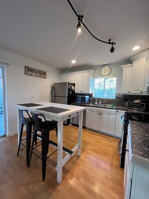 Fridge, microwave, oven, stovetop - NEW, Clean, Cozy. GREAT PRICE! (Tempe)