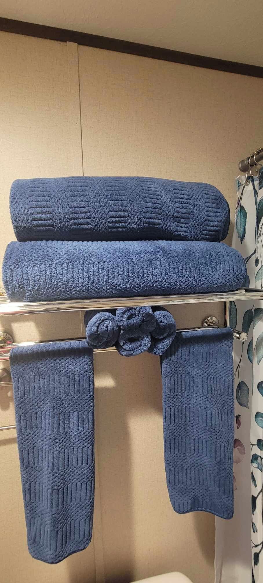 Ein Zimmer mit einem Bett, einem Nachttisch und einem Fenster mit Vorhängen.