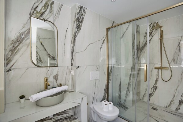 Bathroom - Spacious AC Flat Luxembourg St Germain des Pres (Paris)