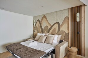 Laptop workspace, iron/ironing board, bed sheets - Spacious Apartment With AC Invalides Tour Eiffel (Paris)