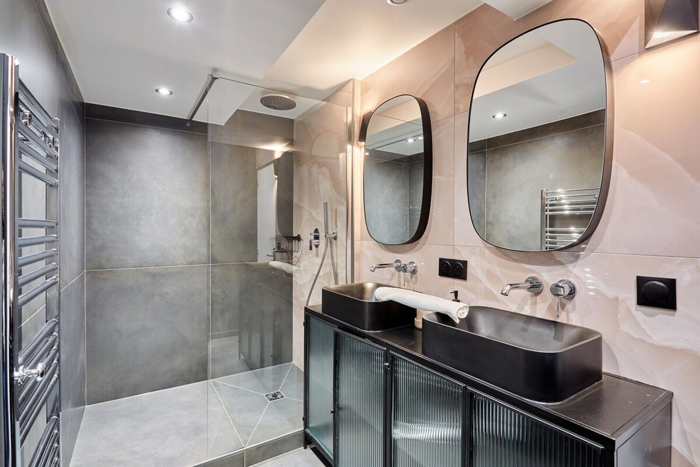 Appartement | Salle de bain | Sèche-cheveux, savon, shampoing