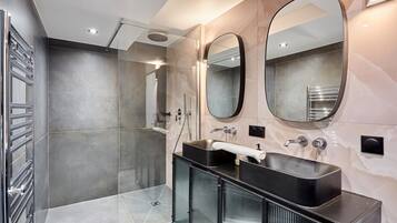 Appartement | Salle de bain | SĂšche-cheveux, savon, shampoing
