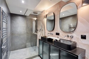Appartement | Salle de bain | Séchoir à cheveux, savon, shampooing