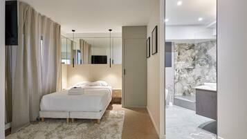 Appartement | Een laptopwerkplek, een strijkplank/strijkijzer, beddengoed