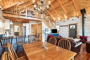 Un interior de madera con comedor, cocina y sala de estar.