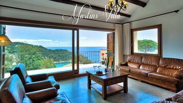 Televisie en een open haard