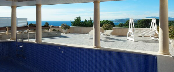 A rooftop pool with a view of the sea and mountains. - Exclusive Villa with Private Pool and Breathtaking Sea View in Lloret de Mar (CT)