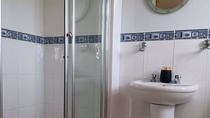 Habitación, 1 habitación, patio, vista al jardín | Baño