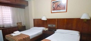 Quarto duplo standard | Banheiro | Chuveiro/banheira combinados, toalhas de banho, sabonete, shampoo