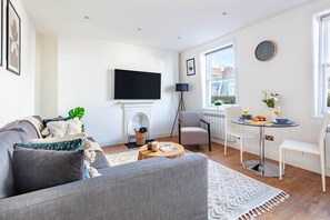 50-inch Smart TV with satellite channels - Fitzrovia Balcony Near Oxford Circus (London)