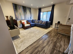 Smart TV, chimenea y libros