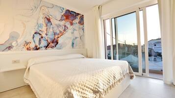 1 slaapkamer, een kluis op de kamer, een bureau, reisbedje