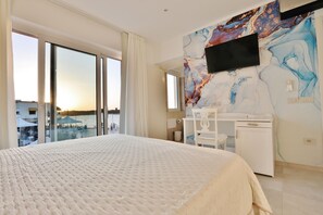 1 bedroom, in-room safe, desk, travel cot