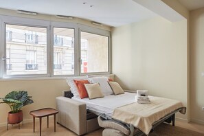 Laptop workspace, iron/ironing board, bed sheets - Spacious Apartment With AC Invalides Tour Eiffel (Paris)