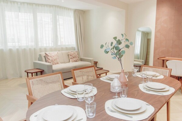 Dining - Spacious Apartment With AC Invalides Tour Eiffel (Paris)